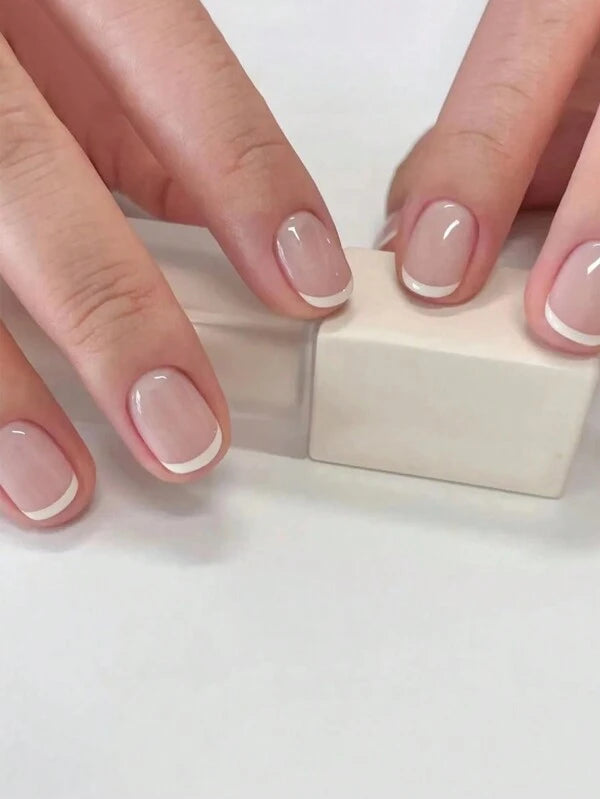 24 قطعة من الأظافر الصناعية القصيرة الكلاسيكية البسيطة بنمط فرنسي عاري