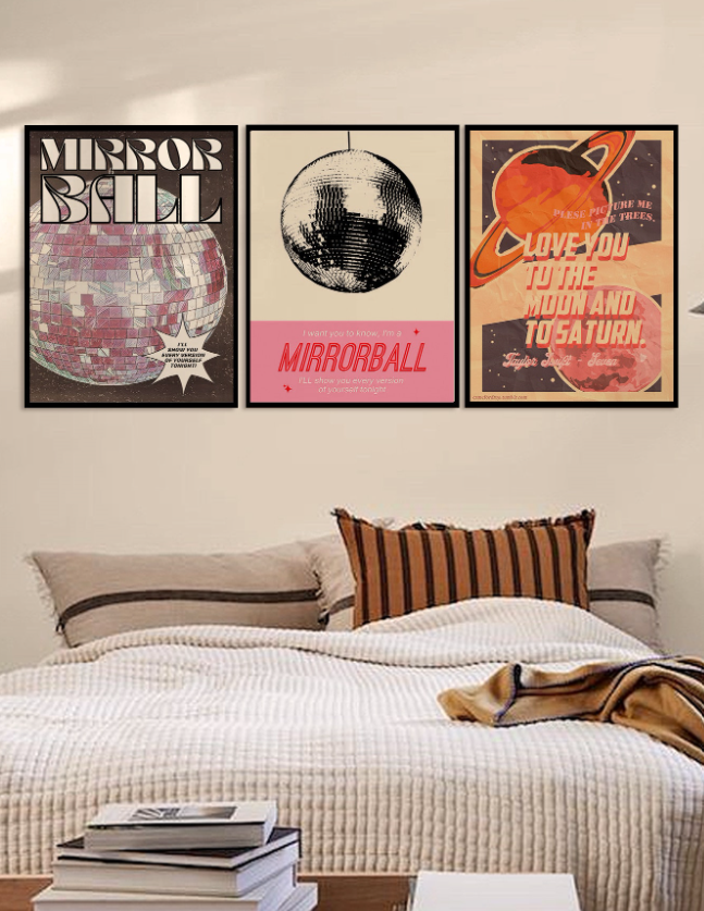 3 قطع من المطبوعات الفنية القماشية ذات الطراز العتيق ، ملصقات تحمل العنوان باللغة الإنجليزية تصور لقطة مقربة لكرات الديسكو تعكس الأضواء في مرقص ، مع نص عن الحب وصورة لكوكب على ورق مجعد. مناسبة لغرفة المعيشة وغرفة النوم ،.