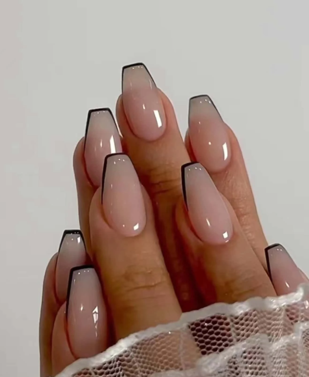 24 قطعة قصير نعش شكل الأظافر الزائفة طقم , لون بشرة لون مع أسود حافة موديل فرنسي تصميم الى مسمار