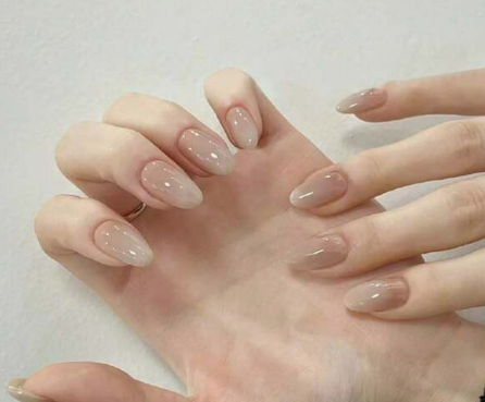 30 قطعة من الأظافر الصناعية الطويلة المدببة من اللون الأبيض إلى الحليبي مع قطعة واح