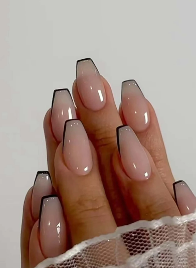 24 قطعة قصير نعش شكل الأظافر الزائفة طقم , لون بشرة لون مع أسود حافة موديل فرنسي تصميم الى مسمار