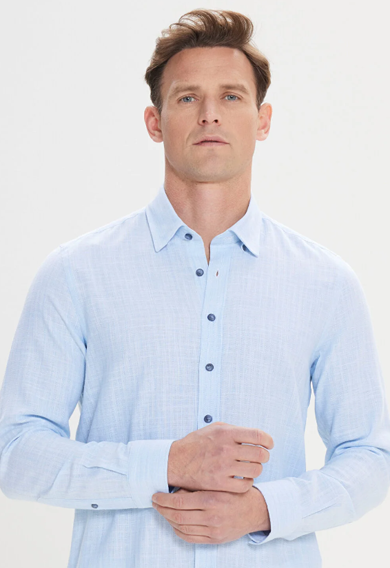 AC&Co / Altınyıldız Classics Erkek Açık Mavi Slim Fit Dar Kesim Gizli Düğmeli Yaka Keten Görünümlü %100 Pamuk Flamlı Gömlek