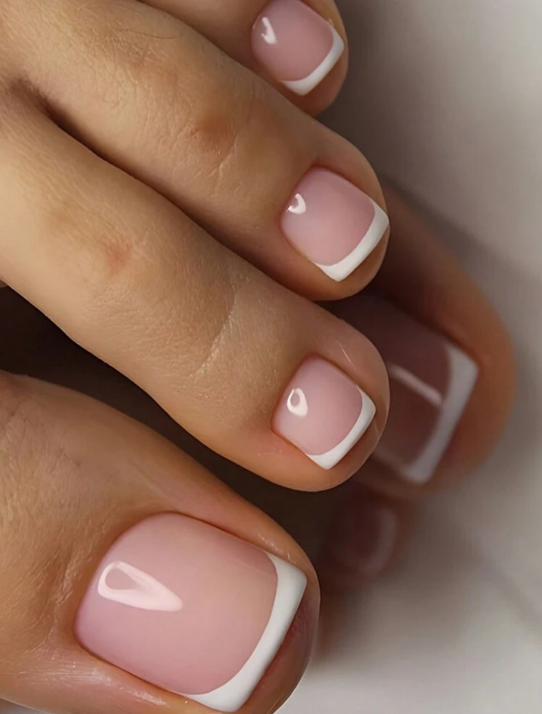 24 قطعة أظافر اصطناعية على شكل أصابع القدم باللون الأبيض الساطع وحواف بيضاء فرنسية مزينة - سهلة التطبيق بشكل أظافر قصيرة مربعة، مناسبة للأزياء اليومية  + 1 قطعة لاصقة جيلي + 1 ملف الأظافر، مستلزمات الأظافر