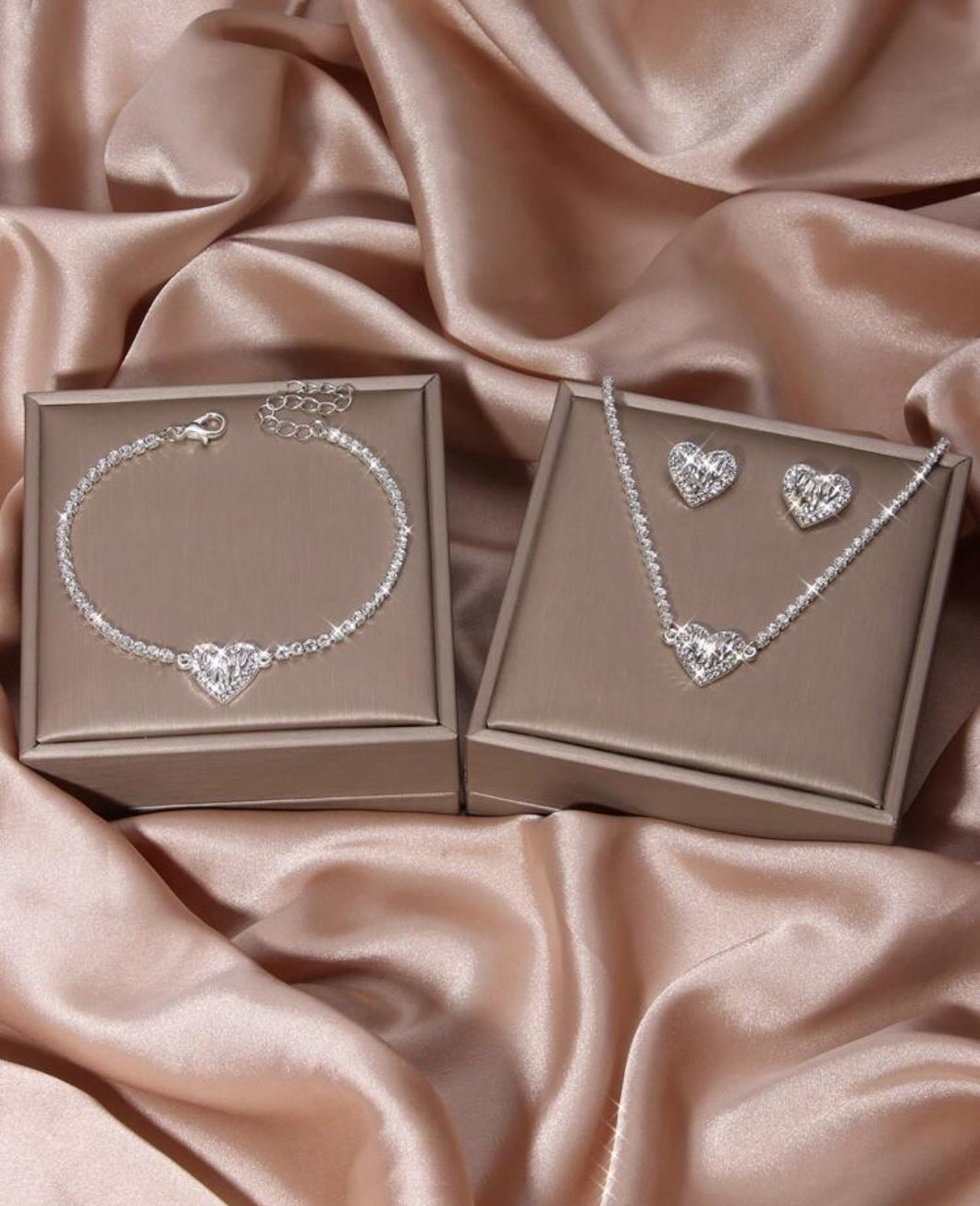 4 حبات مجموعة مجوهرات قلب مجرب بالكامل ومرصع باللامع، مناسبة للمرأة في عيد الميلاد وحفلات الزفاف واليوم الوطني