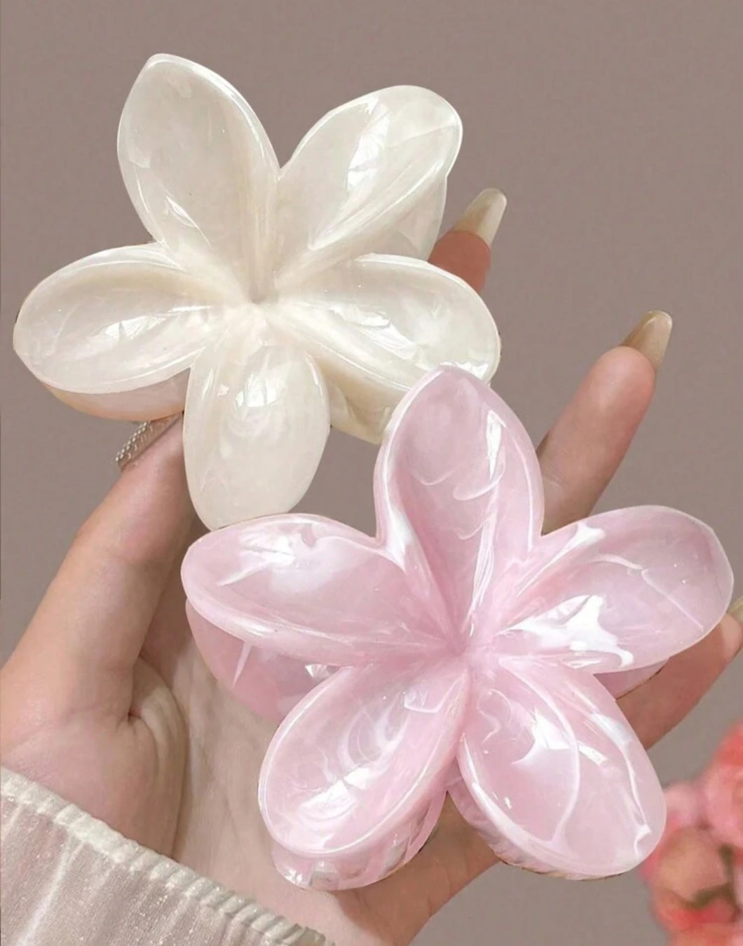 2 قطعة كبيرة من الشعر بشكل زهري بني وأبيض خفيفة الوزن بقطر 8 سم/3.15 بوصة، تصميم أنيق وبسيط، مناسبة للنساء للاستخدام اليومي والكاجوال والحفلات والسفر وتصفيف الشعر والمكياج والاكسسوارات