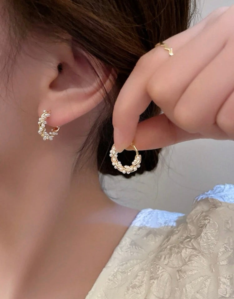 2pcs Korean-Style Sweet Pearl Earrings, Autumn/Winter, Unpopular Design, Circle And Pearl Decor, Drop & Hoop Earrings For Women Elegant