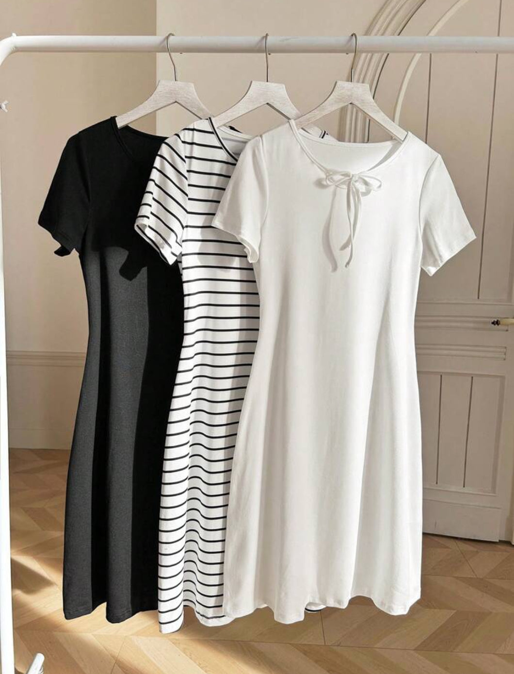 3 قطع مجموعة من الفستان المخطط باللونين الأسود والأبيض والفستان الأسود'