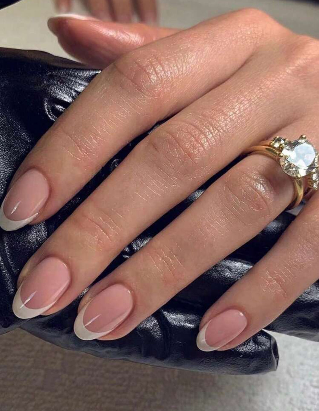 24 قطعة أظافر مزيفة قصيرة بشكل اللوز على الطراز الفرنسي الكلاسيكي، أظافر مزيفة قصيرة بشكل دائري بسيطة، مناسبة للنساء