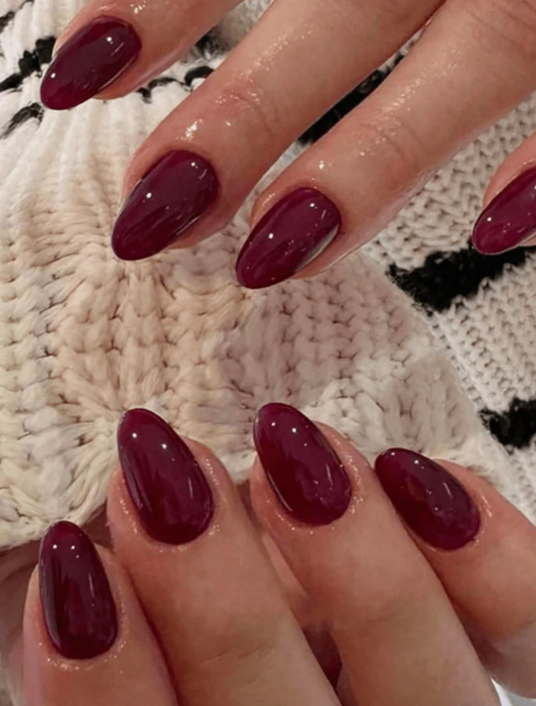 24 قطعة أظافر صناعية قصيرة بشكل لوز بلون بورغندي ثابت مع ملف أظافر 1 قطعة و 1 قطعة أظافر جل مطبوعة للفالنتاين ، إكسسوارات الأظافر