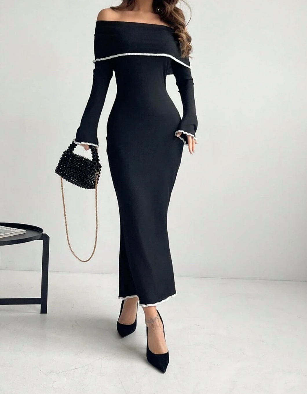 Aloruh فستان نسائي بأكمام مكشكشة ونمط ذيل السمكة مع تفاصيل ملونة وتصميم بدون أكتاف