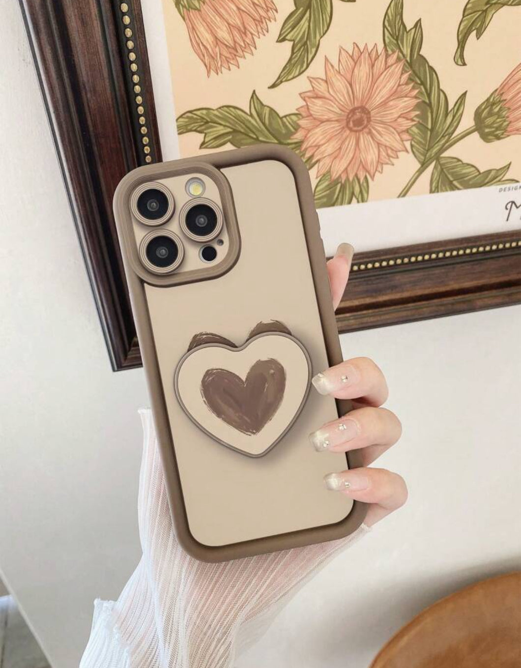 1 قطعة حامل هاتف بشكل قلب مع فتحة دقيقة للكاميرا وتصميم مضاد للصدمات ، متوافق مع iPhone 11 Pro Max/12 Pro Max/13 Pro Max/14 Pro Max/15 Pro Max/iPhone 16 Plus/iPhone 16 Pro Max ، Redmi ، OPPO/Realme ، VIVO ، Infinix ، Honor ، OnePlus