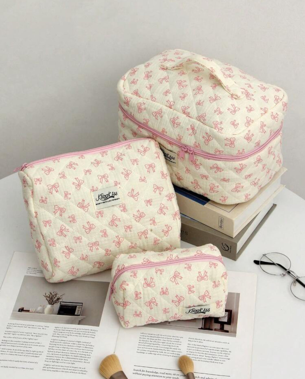 3 حقائب مجموعة للمكياج زهري اللون ذات نمط ربطة القوس (كبير/متوسط/صغير) ، حقيبة للمستحضرات التجميلية بطبعة زهرية أنيقة ، منظم للسفر والحمام للنساء والفتيات ، حقيبة مكياج كبيرة للنساء مبطنة بنقشة كلاسيكية ، حقيبة تخزين ومنظم للمكياج والعناية بالبشرة بطبعة ز