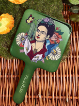 Load image into Gallery viewer, Frida Kahlo X SHEIN مرآة جرافيك شخص محمول باليد
